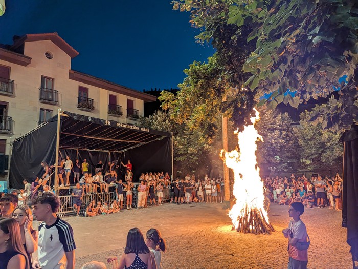 Herritarrek bete egin dute Fernando Eskoriatza plaza solstizio gauean