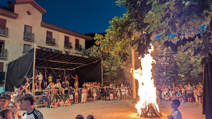Herritarrek bete egin dute Fernando Eskoriatza plaza solstizio gauean