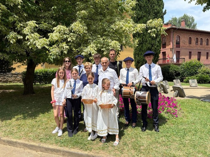 Agirre-Urzelai familiako kideek Corpusaren tradiziotik edan dute