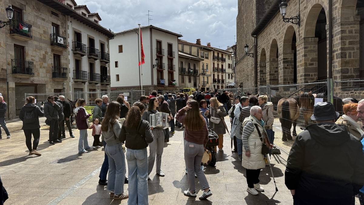 Abere feriarekin eta ekoizleen azokarekin ospatu dute San Isidro Eguna Antzuolan