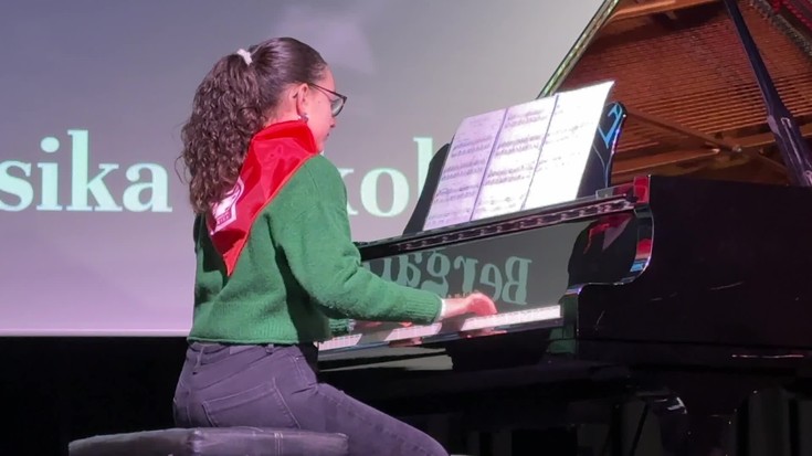 Haur eta gaztetxoen piano jaialdia, gurasoen txaloekin zorionduta