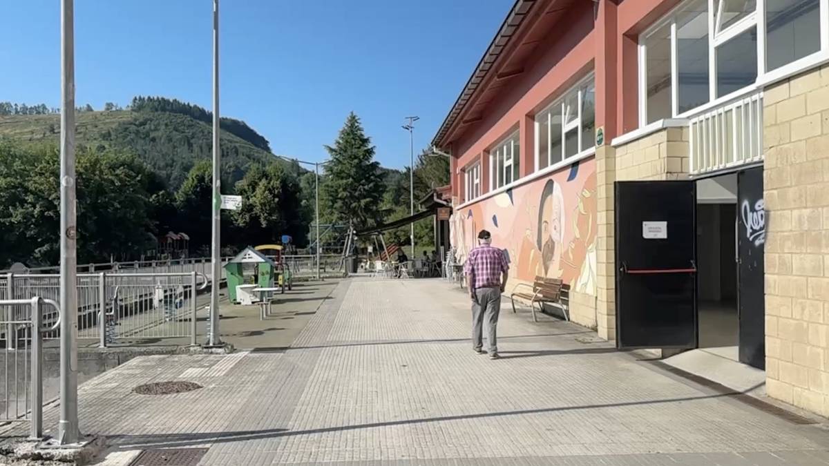 Kiroldegia handitzeko aurreproiektuak egungo eraikinaren ondoan beste bat eraikitzea aurreikusten du