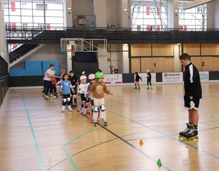 Hamahirugarrenez elkartu dira hockey eta irristaketaren bueltan Labegaraietan