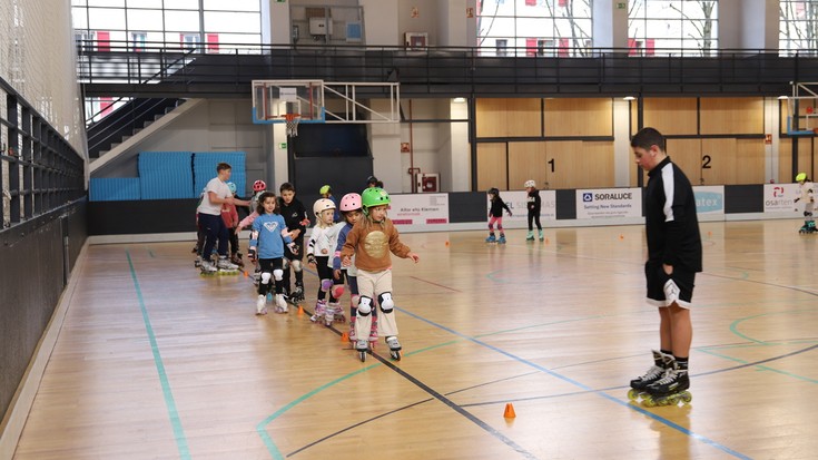 Hamahirugarrenez elkartu dira hockey eta irristaketaren bueltan Labegaraietan