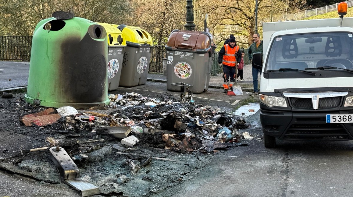 Gutxienez bi edukiontzi erre dituzte gaur goizaldean, Bergaran eta Arrasaten bana