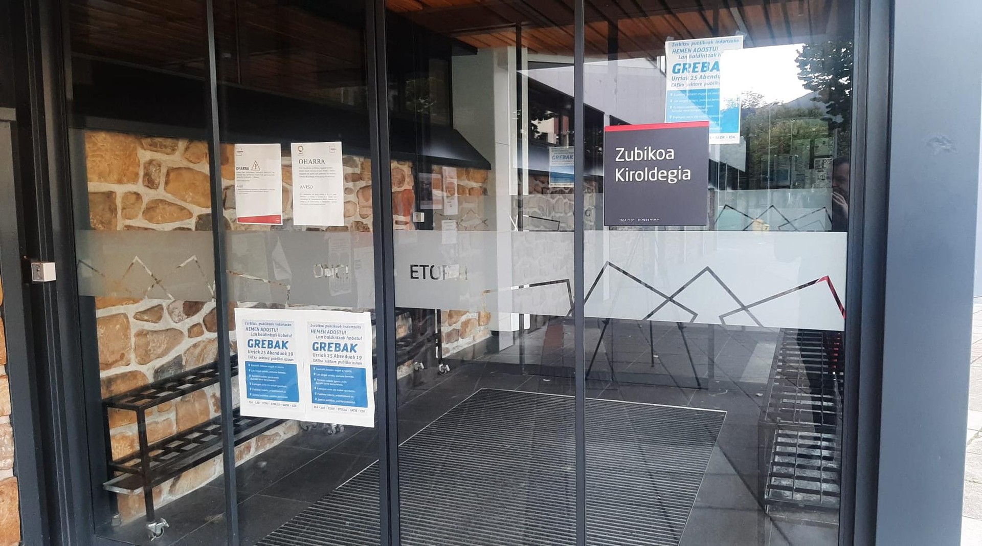 Zerbitzu publikoetako grebak eragina izango du bailaran