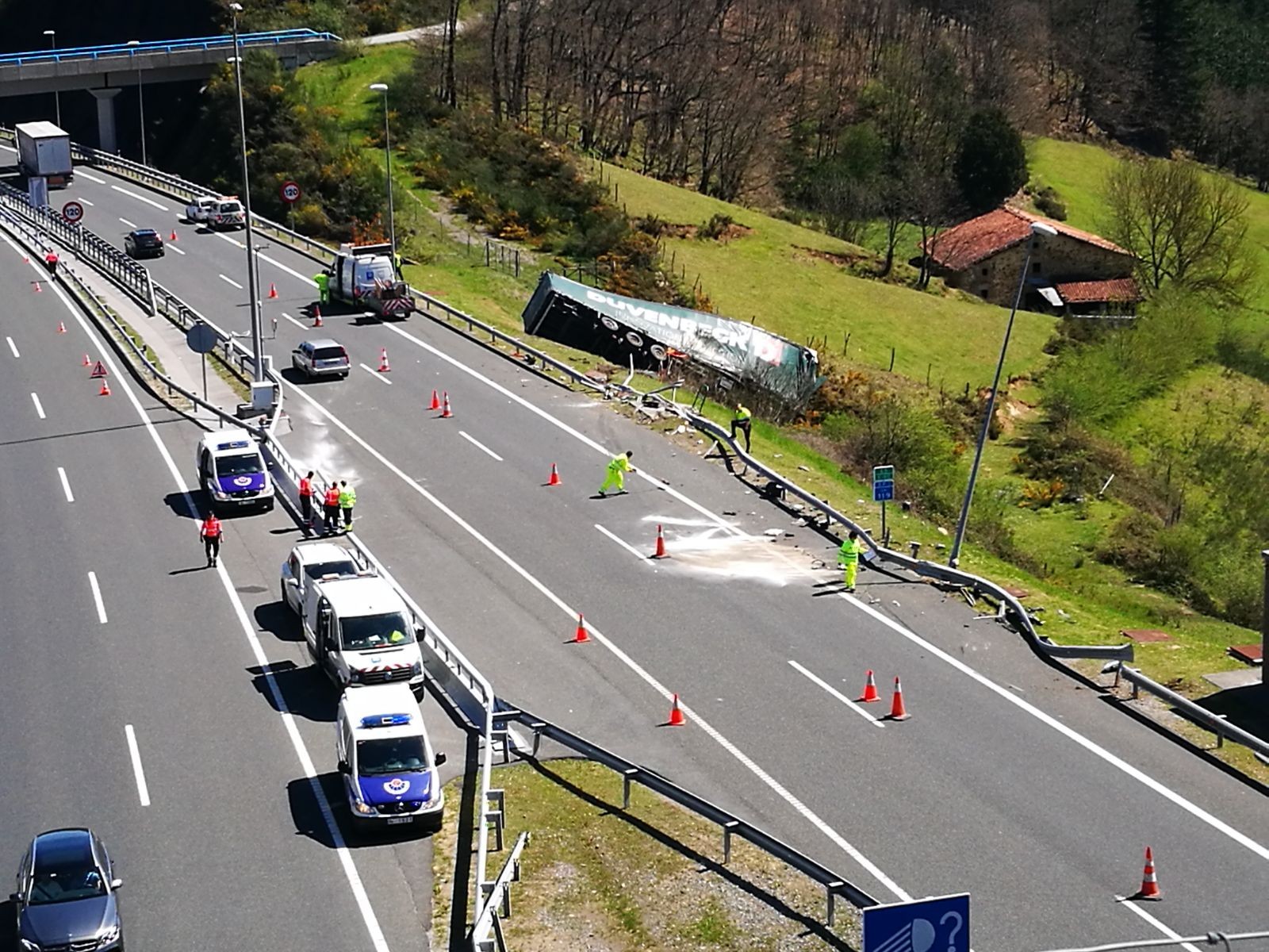 Kamioi batek eta furgoneta batek istripua izan dute Eskoriatzan, AP-1ean