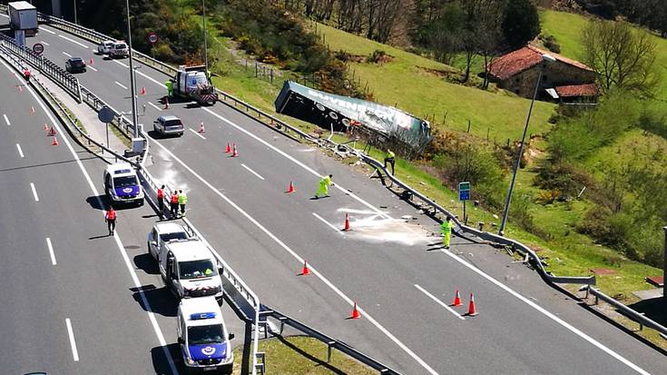 Kamioi batek eta furgoneta batek istripua izan dute Eskoriatzan, AP-1ean