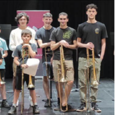 Arrasate Musikaleko tronboi, tuba eta bonbardino ikasleen kalejira