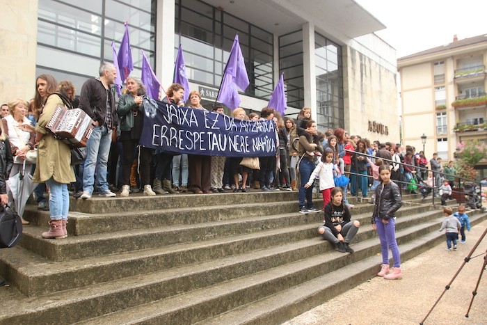Eraso sexistak ekiditeko kanpaina abiatu dute Emakundek, diputazioek eta EUDELek