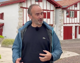 Aritz Aranguren: "Seme-alabek Elgetako euskara egiten dute Mugerren"