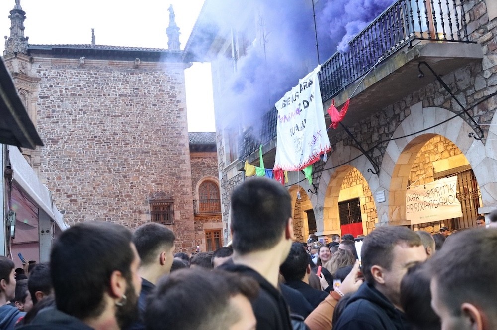 Eraso sexista bat salatu dute Oñatiko jaietan