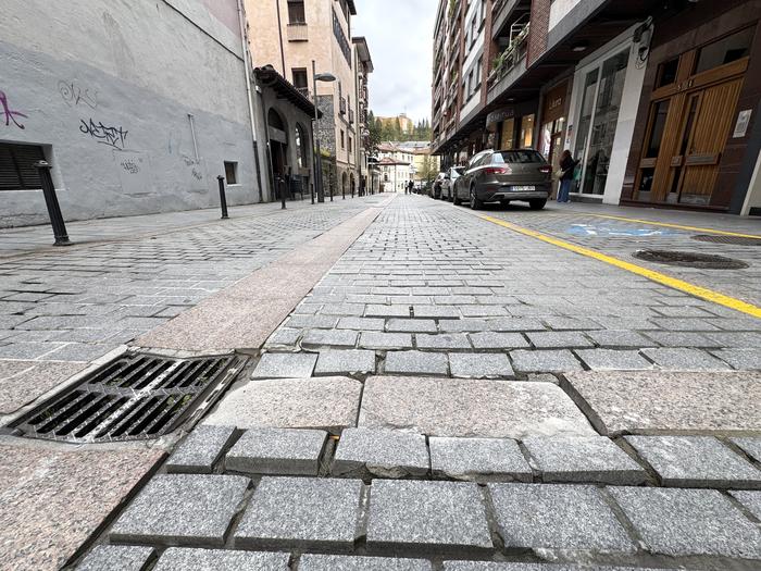 Apirilaren 13an hasiko dira Arrasateko Zerkaosteta kaleko lurra berritzeko lanak