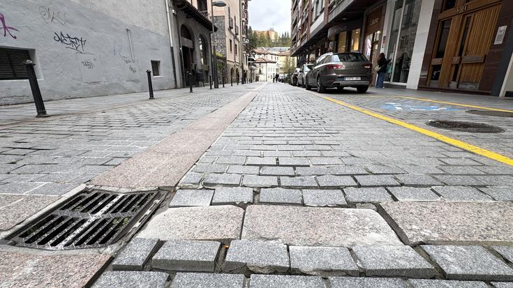 Apirilaren 13an hasiko dira Arrasateko Zerkaosteta kaleko lurra berritzeko lanak