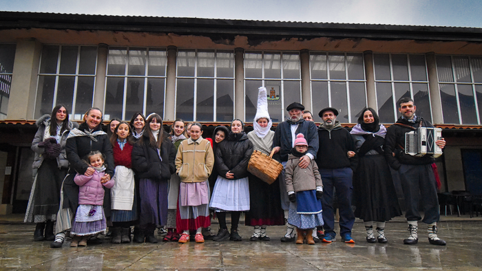 Kantuan baserriz-baserri, Olentzero eta Mari Domingirekin