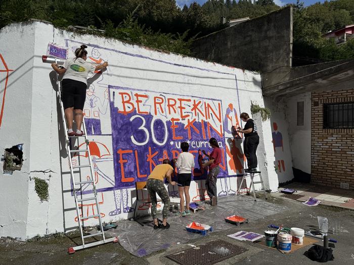 30. urteurrena ospatzeko murala margotu dute Ekineko kideek