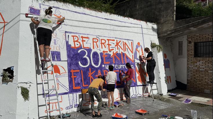 30. urteurrena ospatzeko murala margotu dute Ekineko kideek