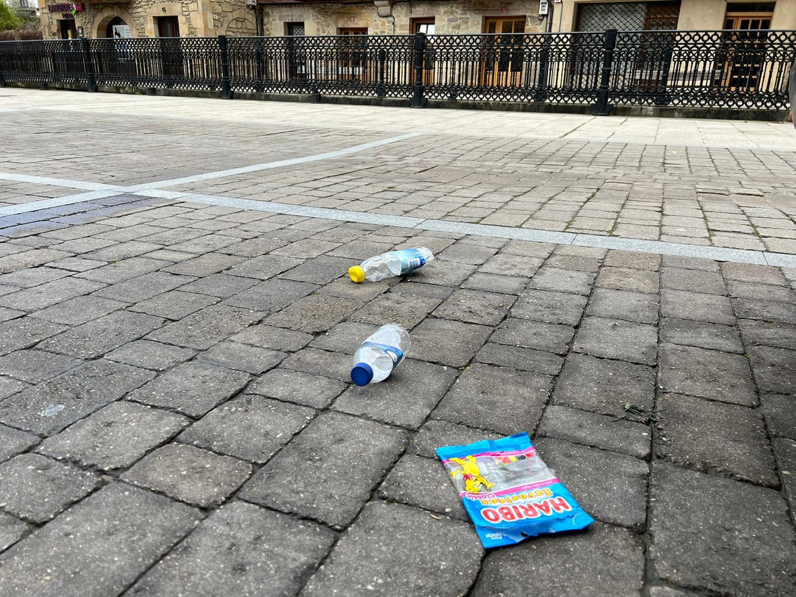 Herriko Plaza,  plastikoz beteta