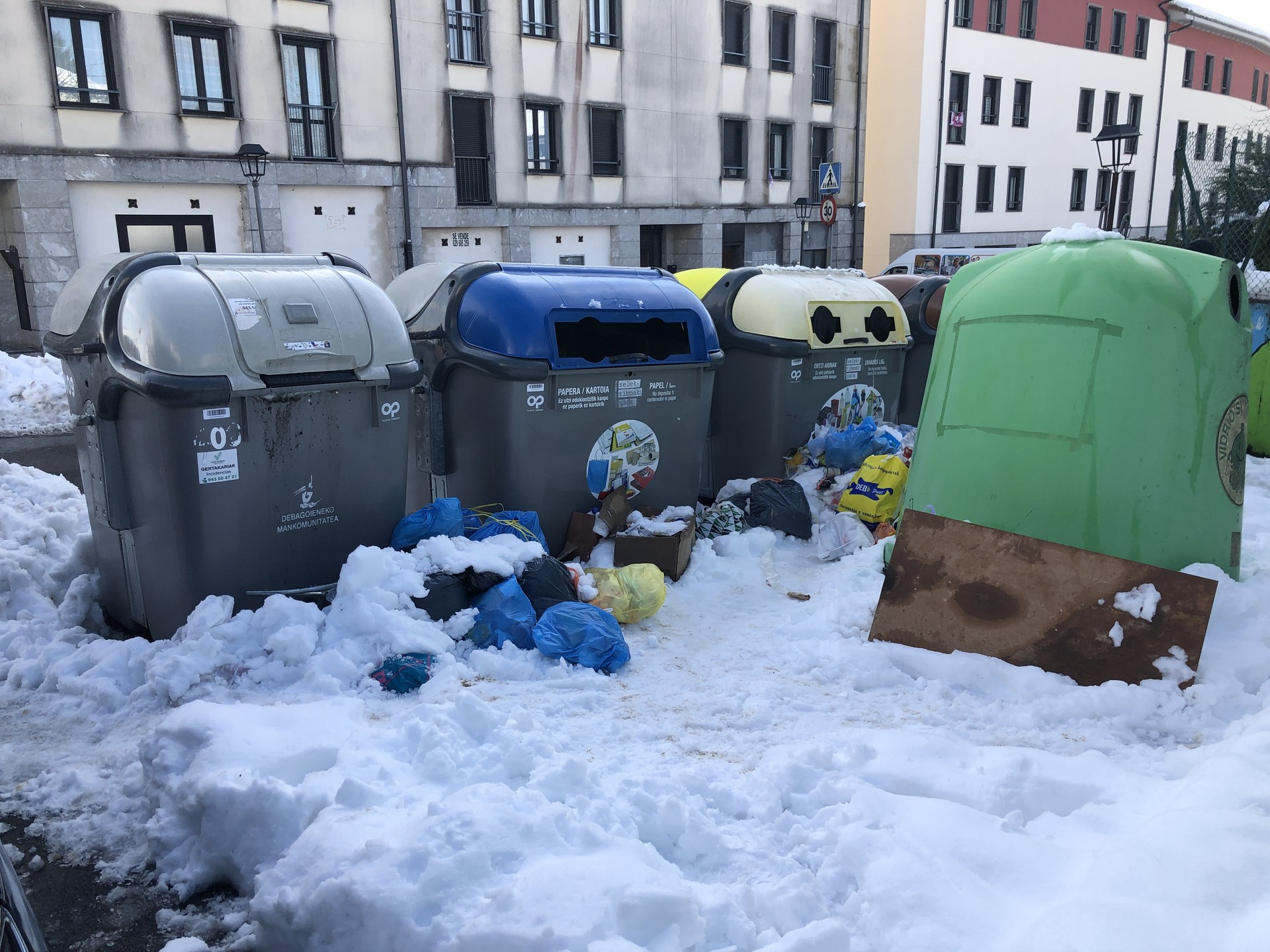 Zabor poltsak, edukiontzitik kanpo