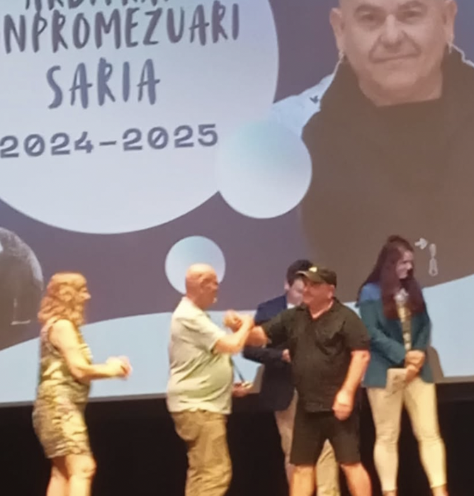 Arbitrai-konpromezuaren saria jaso du Mikel Mantxolak