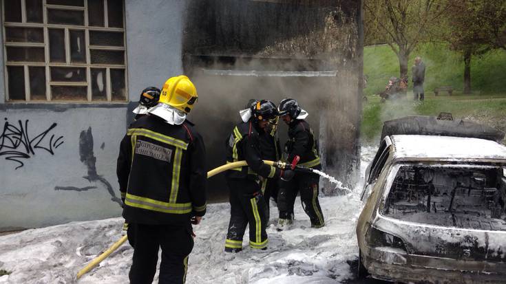 Auto batek sua hartu du Aretxabaletako Santa Kurtz kalean