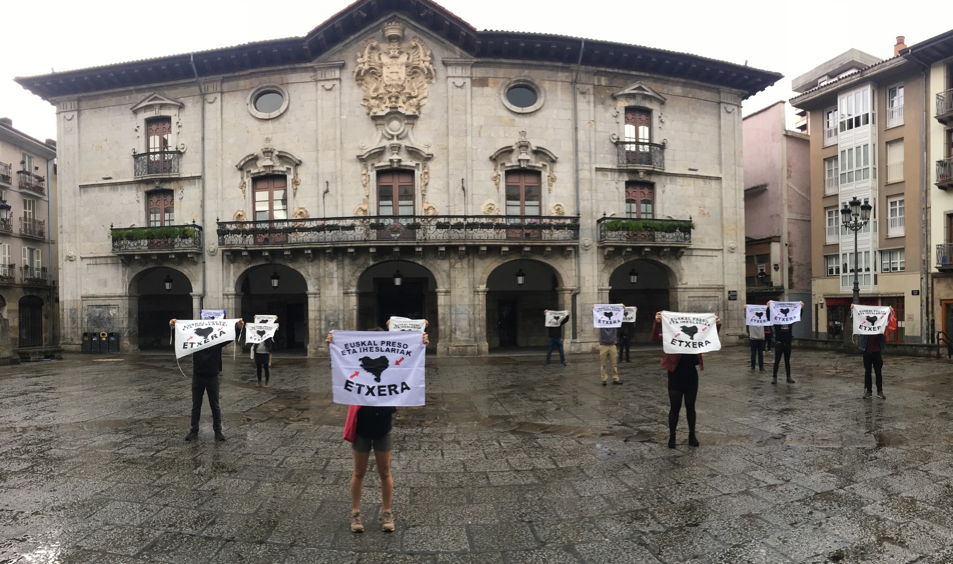 Presoen "osasuna eta bizitza arriskuan" daudela salatzeko hainbat herritar elkartu dira