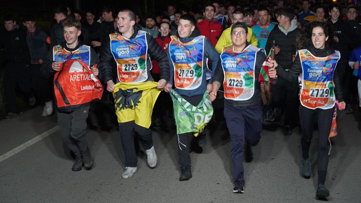 Aretxabaletako kaleak jendez bete dira lekukoaren atzetik