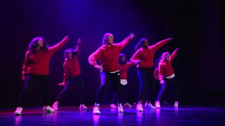 Sinkronizatutako koreografia landuak Camden Town akademiakoen dantza saioetan