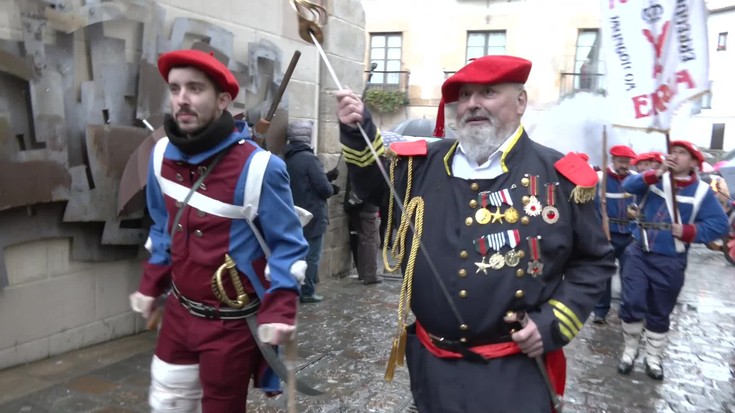 Eguraldiari aurre eginda umorez ospatu dute Arrasateko mozorro desfilea