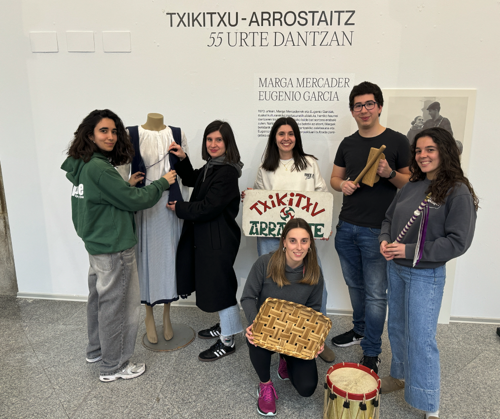 Txikitxu-Arrostaitzek urteurreneko zapiak, kamisetak eta jertseak jarri ditu salgai