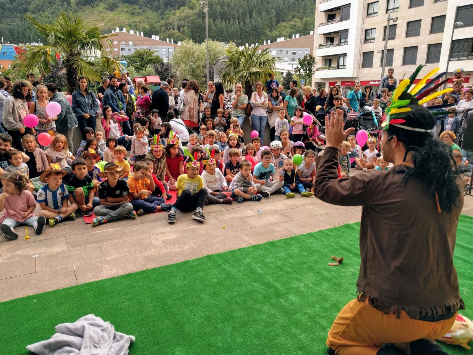 Indiarrekin eta unaiekin bete du Euskal Herria plaza Kids&Us-ek