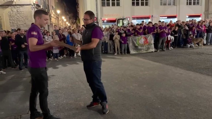 Babesa erakutsi diote hainbat herrikidek eta zezenzalek Bergarako Zezenak ganadutegiari