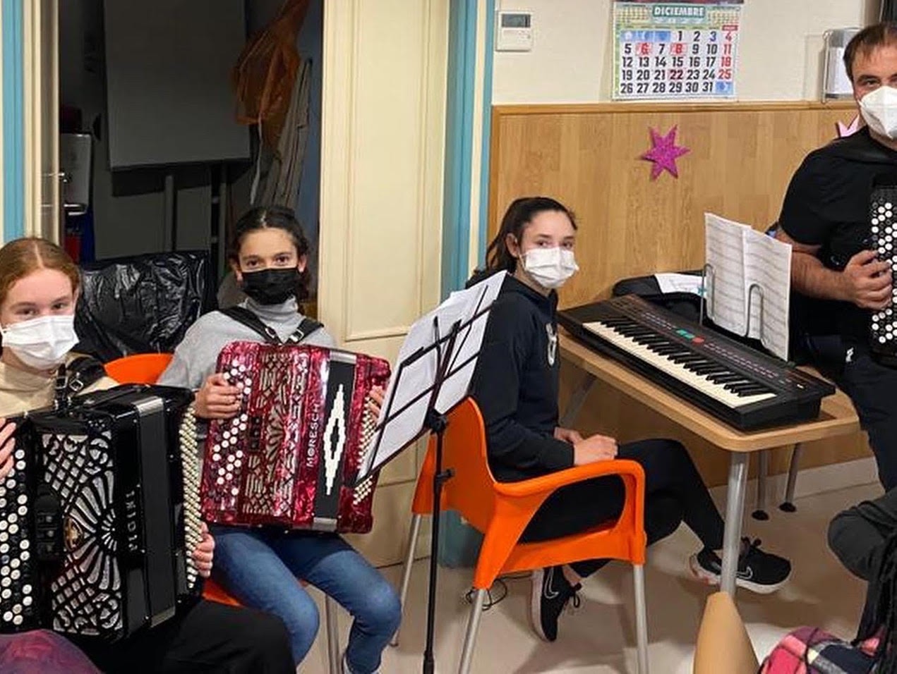 San Juan de Dios ospitalean izan dira musikariak giroa alaitzen