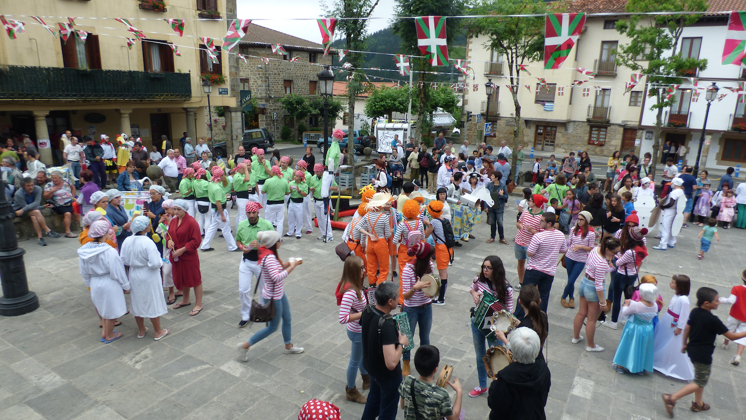 Lehenengo eta behin, mozorro festa!