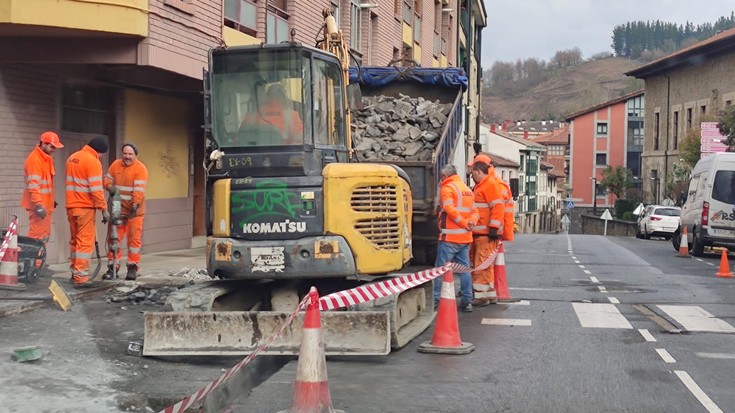 Aranburuzabala kaleko bi zebrabide eta espaloia berritzen ari dira