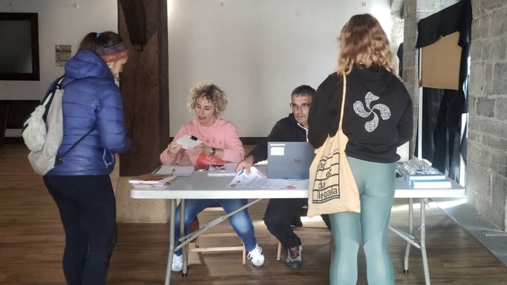 Azken egunak bergararrentzat Euskaraldian izena eman eta txapa jaso dezaten