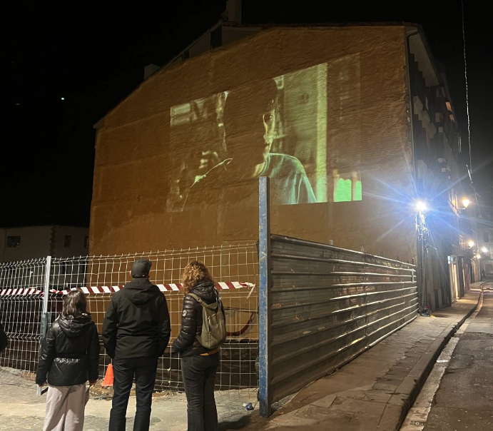 Eskertuta azaldu da Asier Altuna ZinemaOn-eko lagunek egin dioten opariarekin