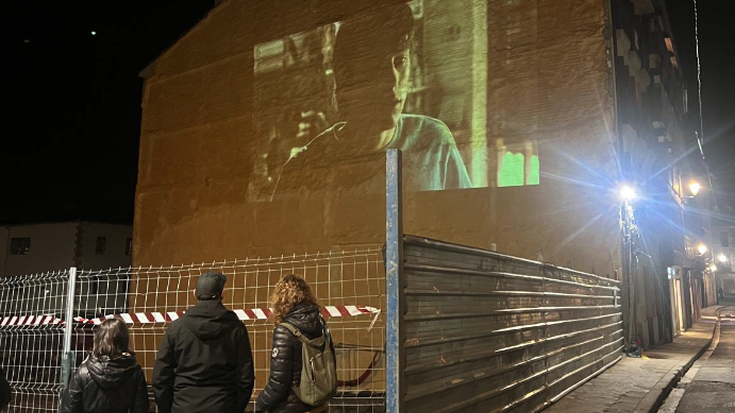 Eskertuta azaldu da Asier Altuna ZinemaOn-eko lagunek egin dioten opariarekin