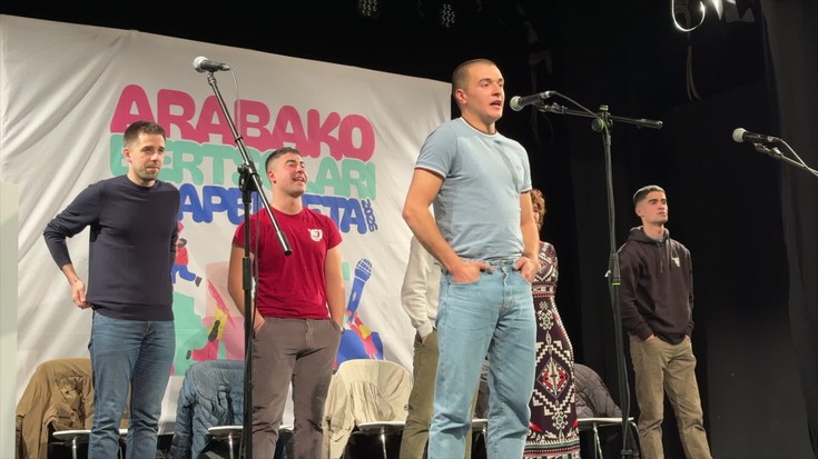 Bertsolariek saio amaieran kantatu dituzten agurrak