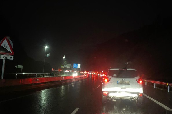 Bi autoren arteko istripua izan da Antzuolan eta auto ilarak sortu dira