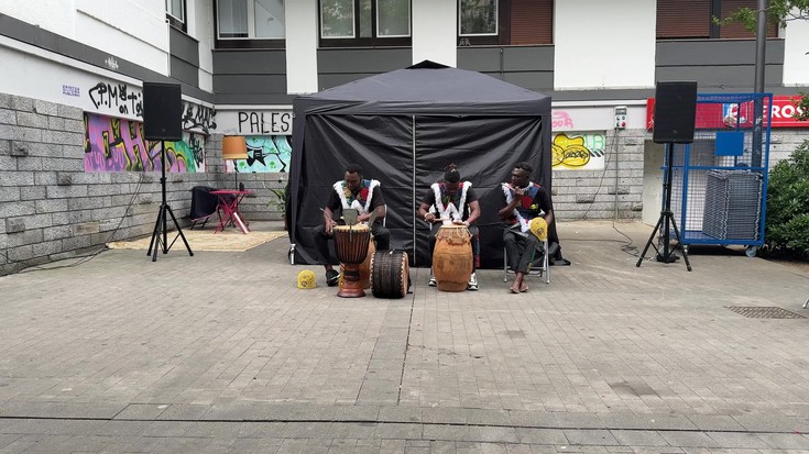Novisi perkusio taldearen musika eta dantza ikuskizuna