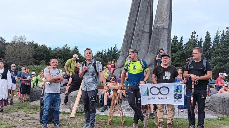 300 lagun hildako mendizaleak oroitzeko, Besaiden