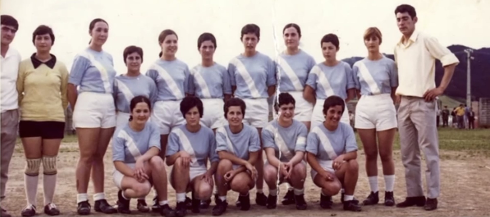 1970eko futbol taldeari aitortza egingo diote domekan