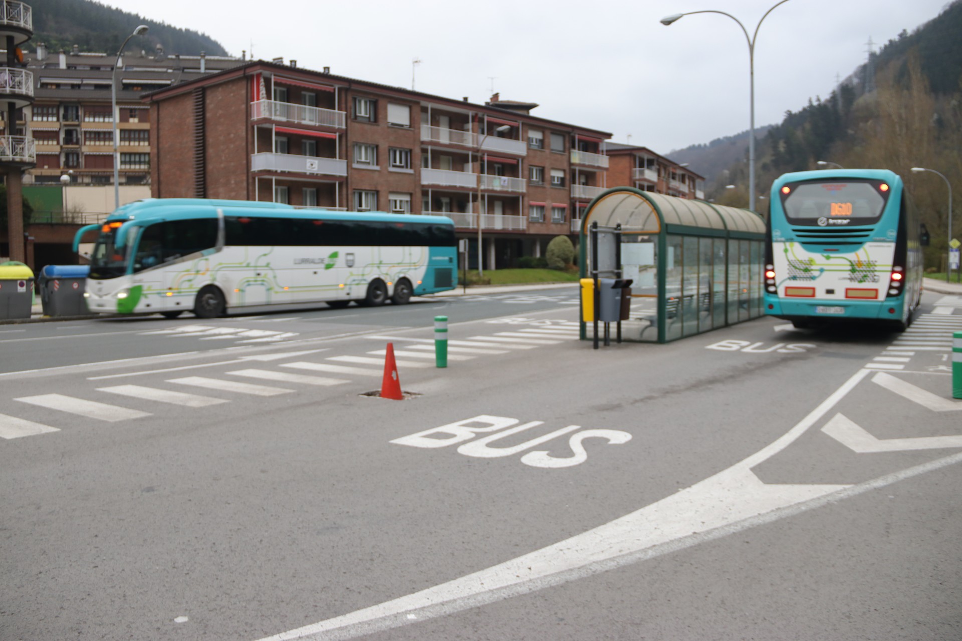 Autobus zerbitzua oraindik gehiago murriztu dute
