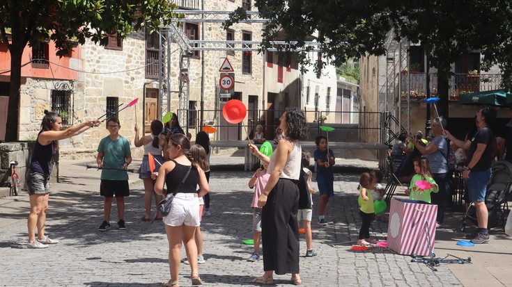 Herriko gaztetxoak zirkurako lehen pausoak ematen