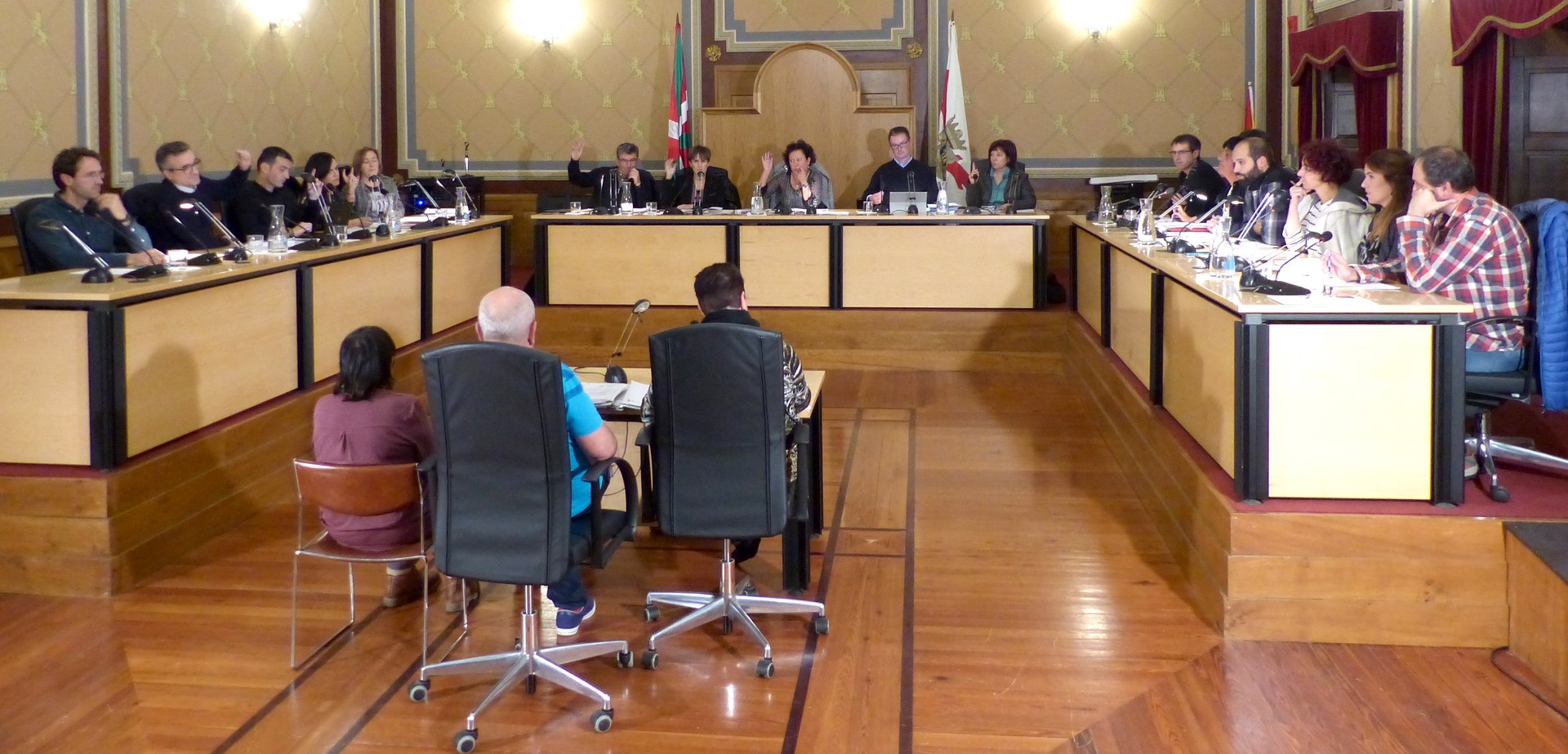 Eztabaida luzea eta beroa udal zergak eta tasak onartzeko