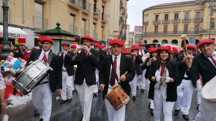 Arrasateko gaiteroak Iruñean dira ondoetorria egiten sanferminei