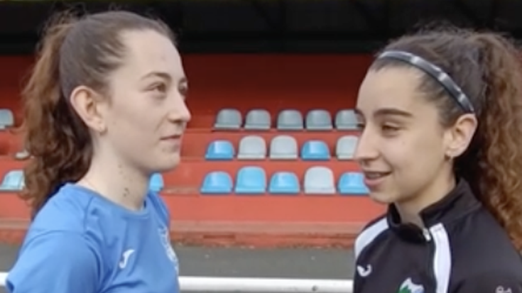 Urnieta futbol taldeko neskak galdetegi azkarrean