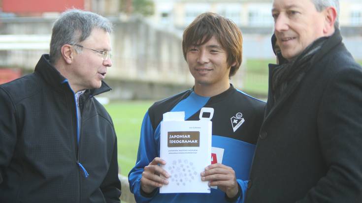 Takashi Inui laster euskara ikasten