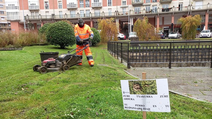 Txakur kaken arazoa azaleratzen duen kanpaina egiten hasi dira lorezainak